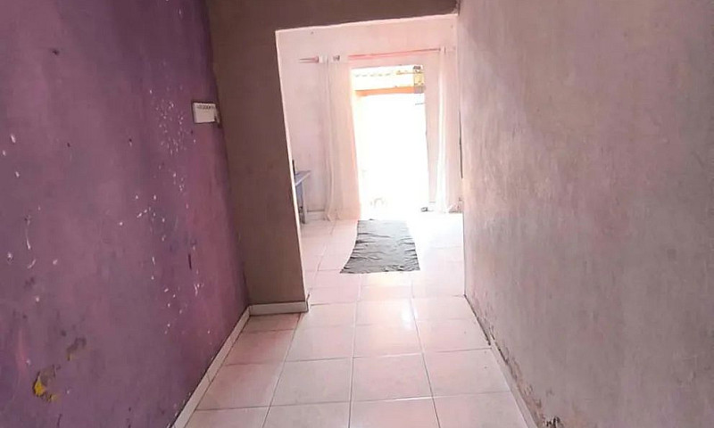 Lv* Vende-Se Casa Em...