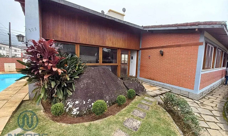 Casa Com 4 Dormitóri...