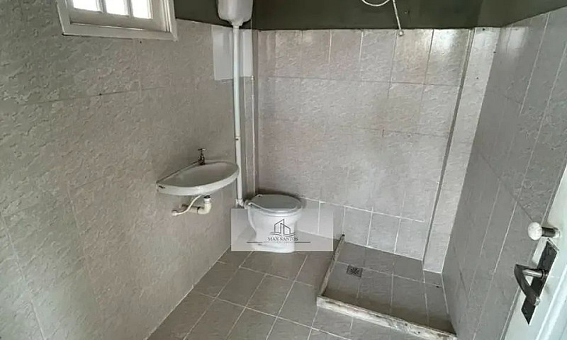 Casa De Fundos Com 2...