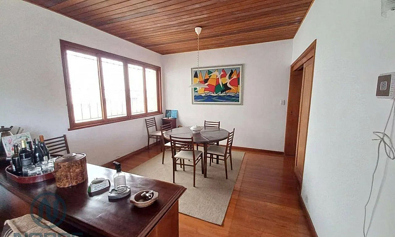 Casa Com 4 Dormitóri...