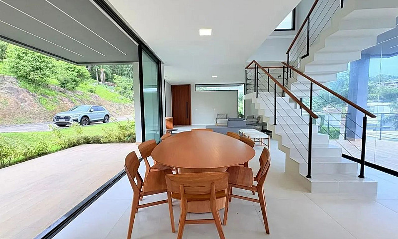 Casa Com 3 Dormitóri...