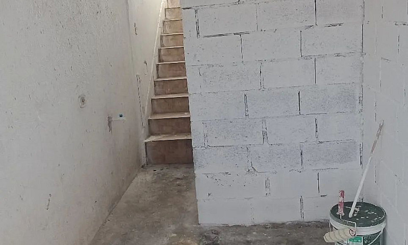 Aluga-Se Casa Sobrep...