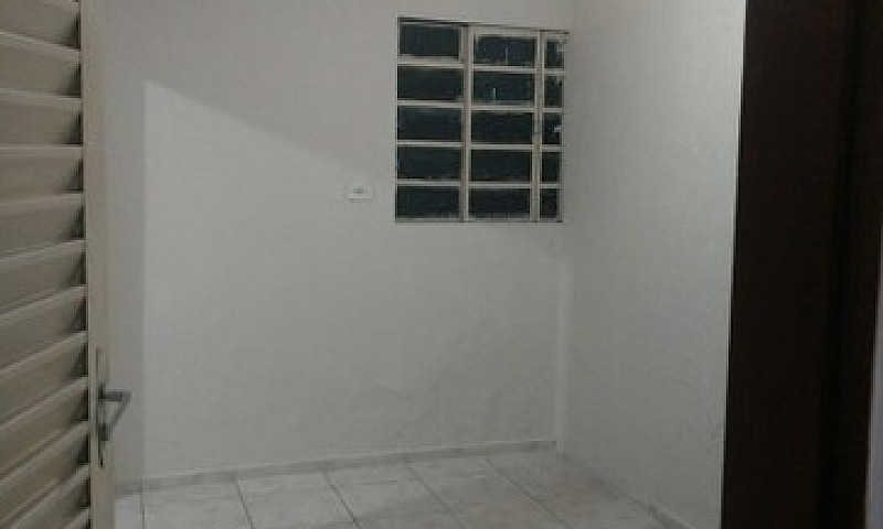 Casa De Fundos 2Qts...