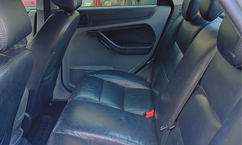 Ford Focus Sedan 1.6...