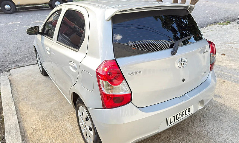 Toyota Etios X 1.3 F...