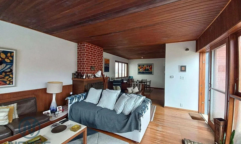 Casa Com 4 Dormitóri...