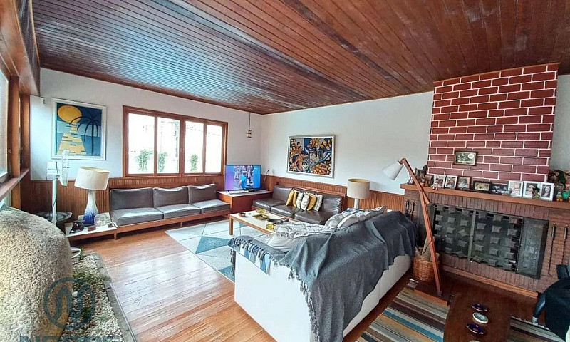 Casa Com 4 Dormitóri...
