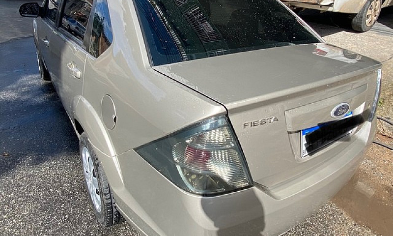 Ford Fiesta Sedan 1....