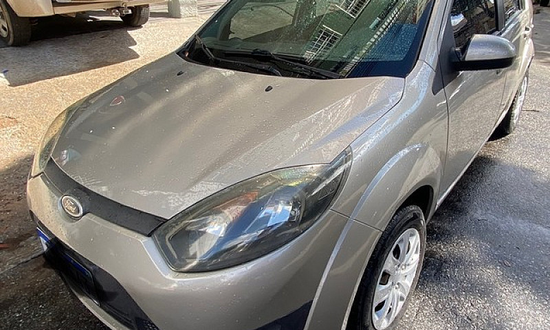 Ford Fiesta Sedan 1....