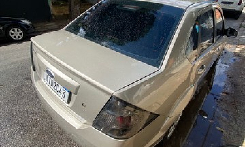 Ford Fiesta Sedan 1....