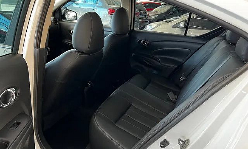 Nissan Versa Versa S...