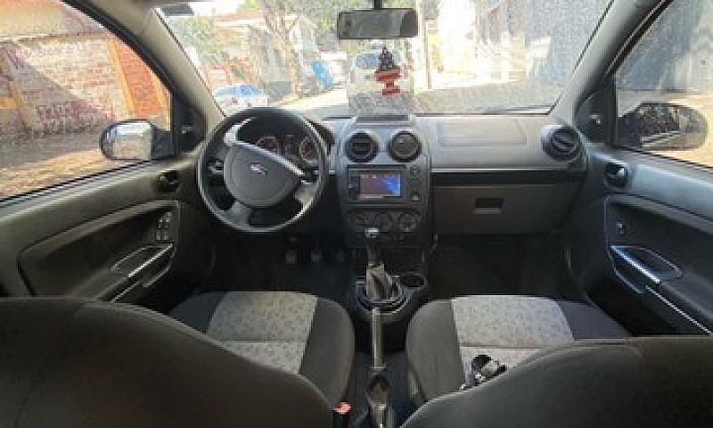 Ford Fiesta Sedan 1....