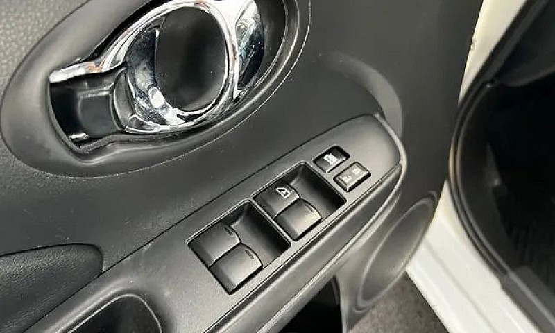 Nissan Versa Versa S...
