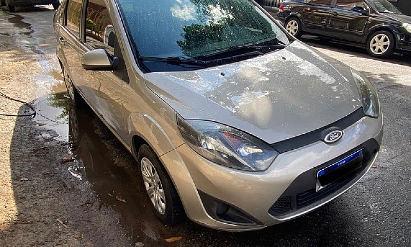 Ford Fiesta Sedan 1....