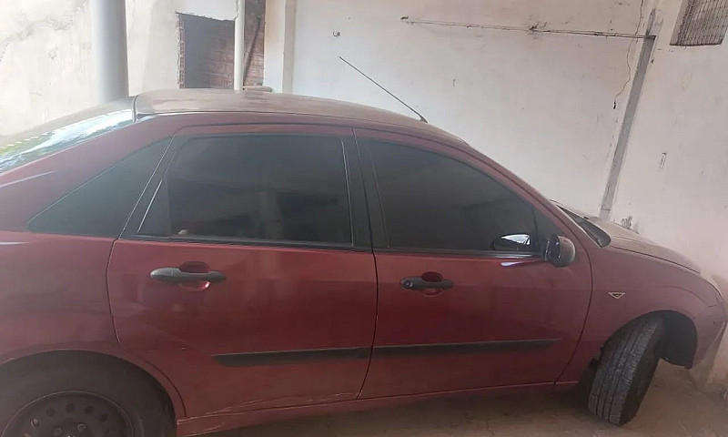 Ford Focus Sedan 1.6...