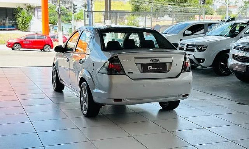 Fiesta Sedan 1.6 Com...