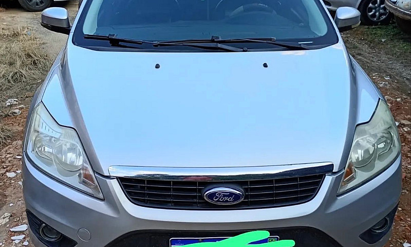 Ford Focus Sedan 1.6...