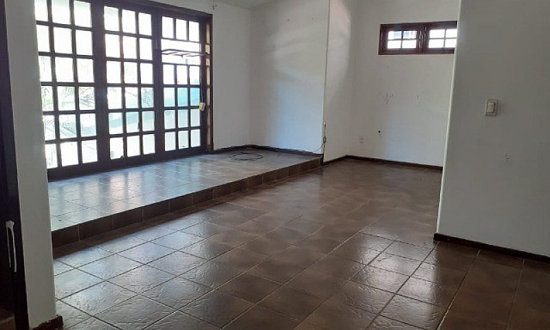 Alugo Casa Com Pisci...
