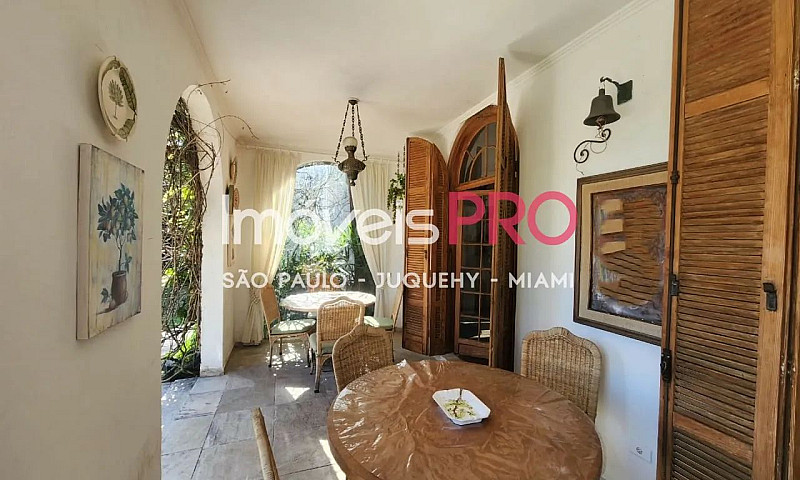 Casa Com Amplo Jardi...