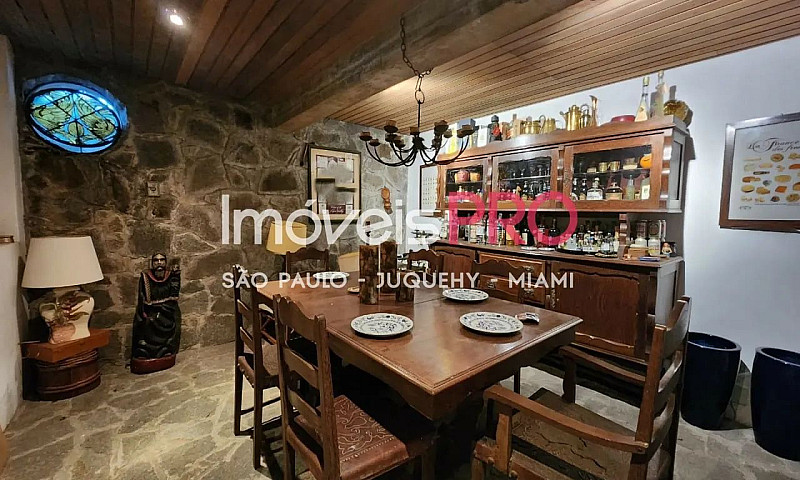 Casa Com Amplo Jardi...