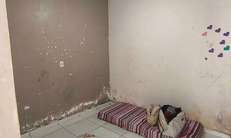 Lv* Vende-Se Casa Em...