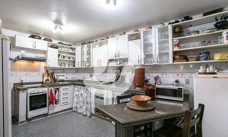 Casa Com 4 Dormitóri...