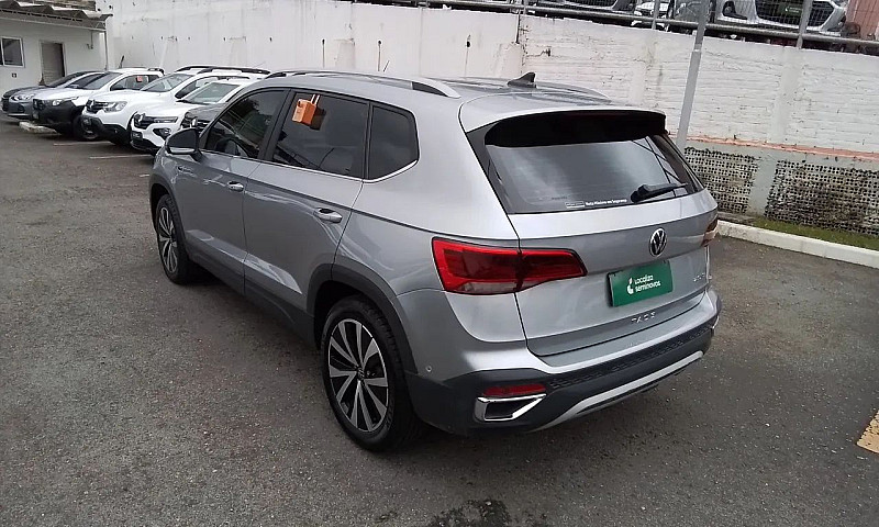 Volkswagen Taos 2023...