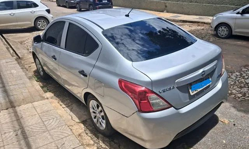 Nissan Versa S 1.6 1...