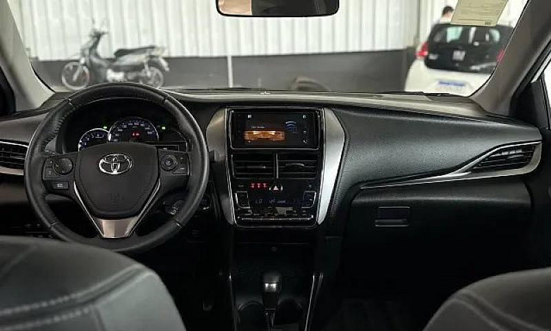 Toyota Yaris Xs Seda...