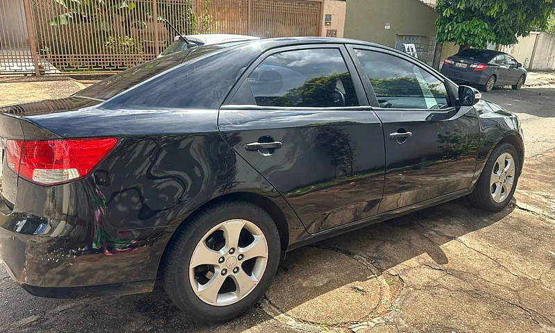 Kia Motors Cerato 1....