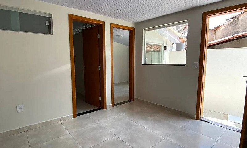Linda Casa De Fundos...