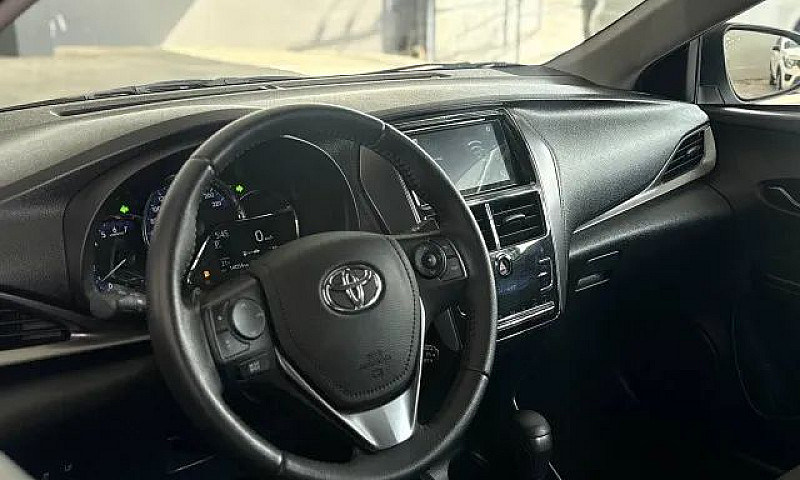 Toyota Yaris Xs Seda...