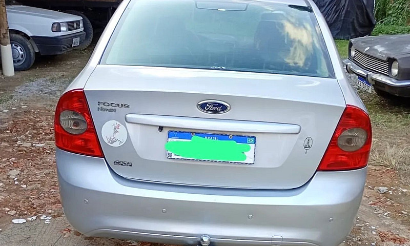 Ford Focus Sedan 1.6...