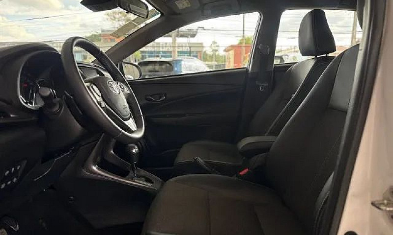 Toyota Yaris Xs Seda...