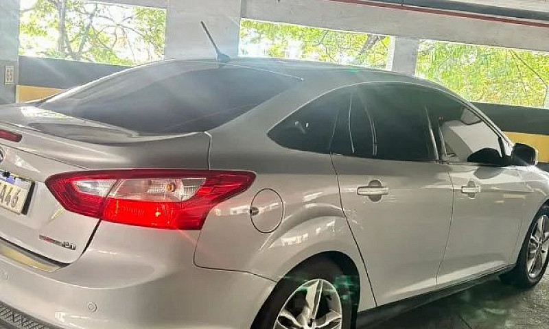Ford Focus Sedan 2.0...