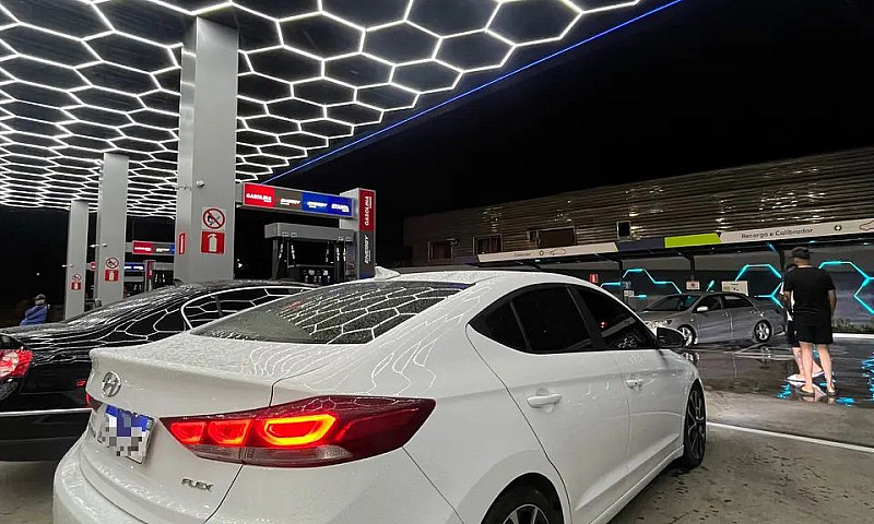 Hyundai Elantra Spec...