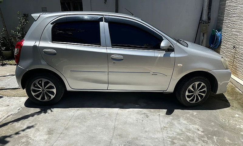 Toyota Etios X 1.3 F...