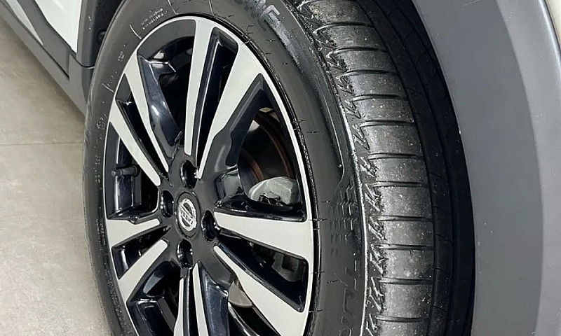 Nissan Kicks Exclusi...