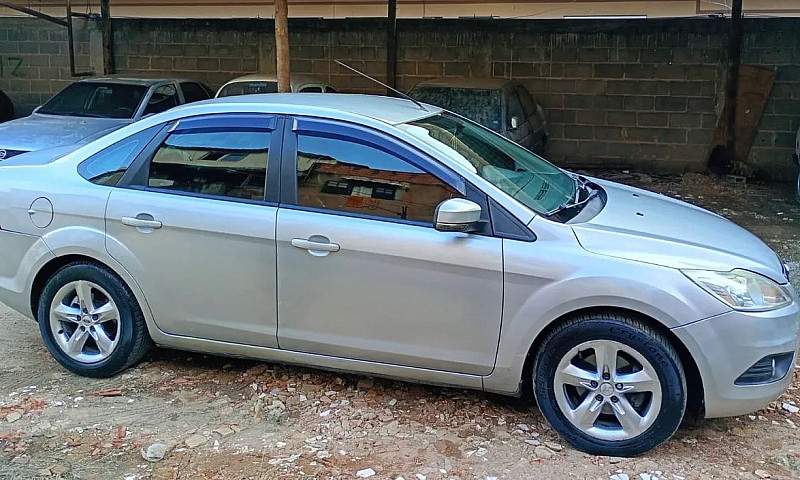 Ford Focus Sedan 1.6...