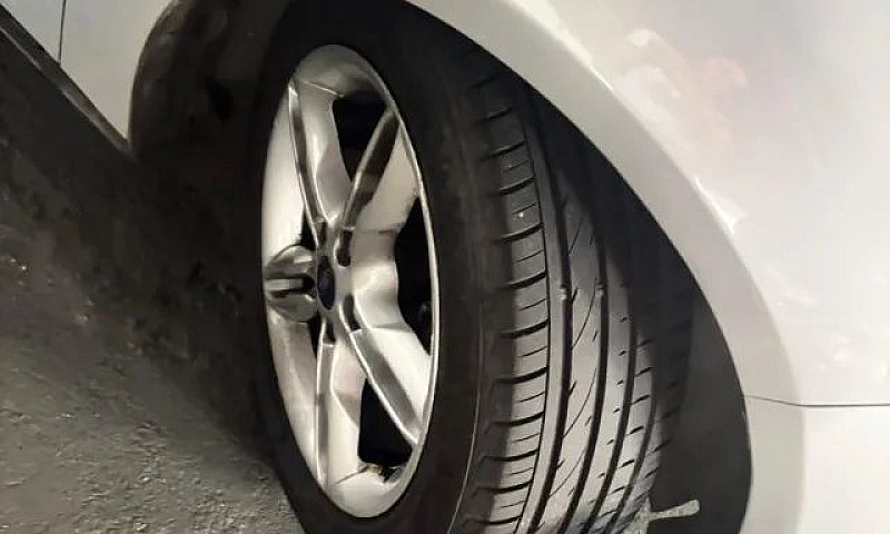 Ford Focus Sedan 2.0...