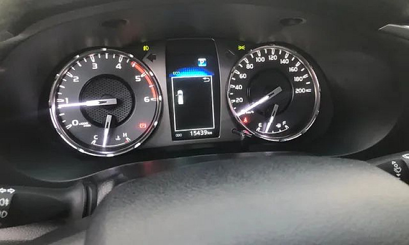 Toyota Hilux Srv 2.8...