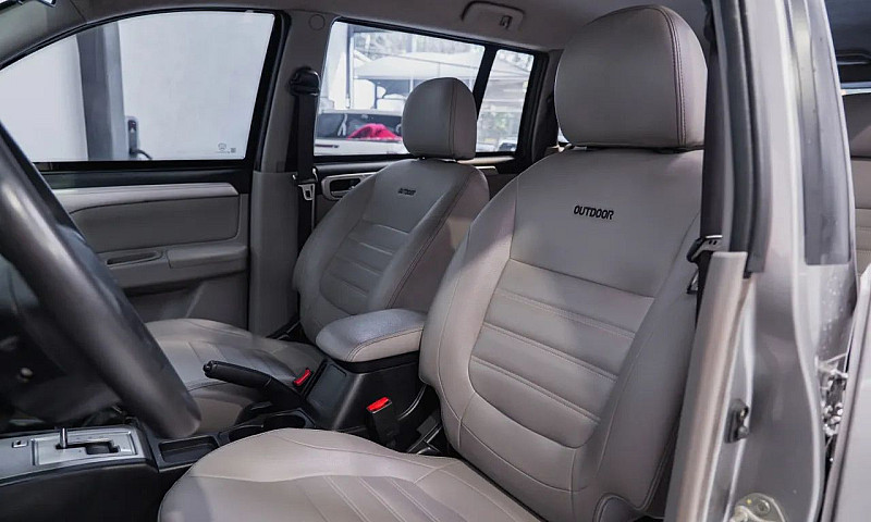 Mitsubishi Pajero Ou...