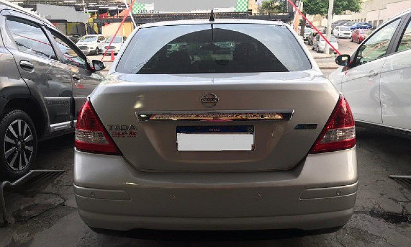 Tiida 2011 Sedan 1.8...