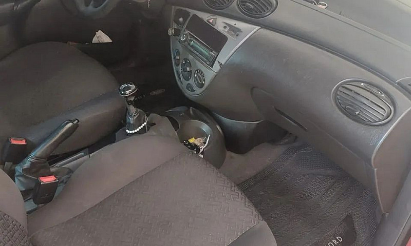 Ford Focus Sedan 1.6...