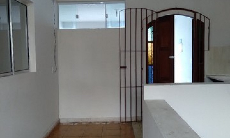 Casa Com  02 Quartos...