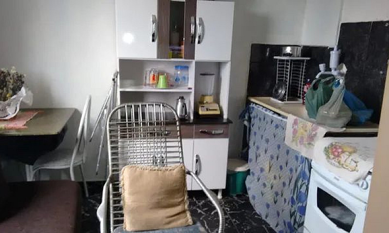 Um Quarto Com Banhei...