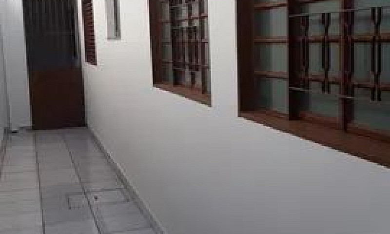 Casa De Fundos Perto...