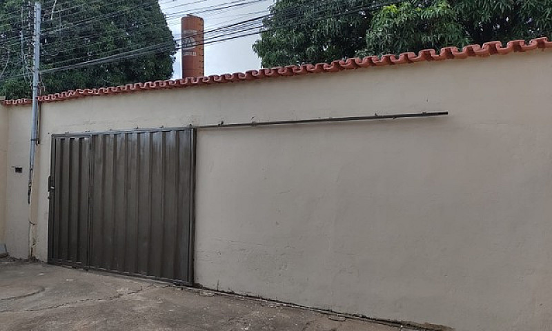 Casa Com Barracões E...