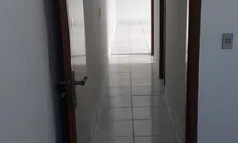 Casa De Fundos Perto...