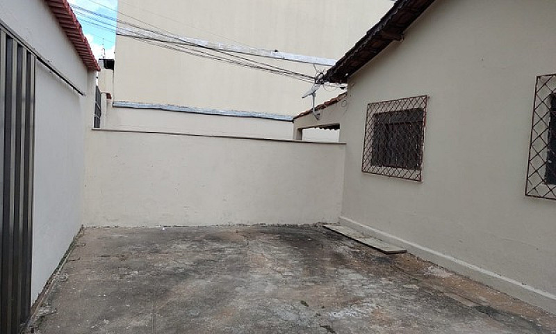 Casa Com Barracões E...